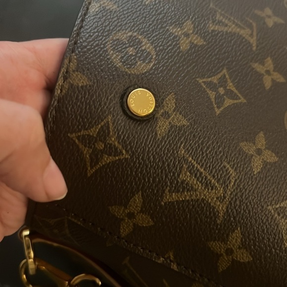 Louis Vuitton Montaigne MM PRE-owned excellent condition. Cross shoulder. Cute! - Picture 7 of 11